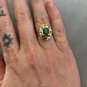 Elegant 14kt Gold Emerald Ring